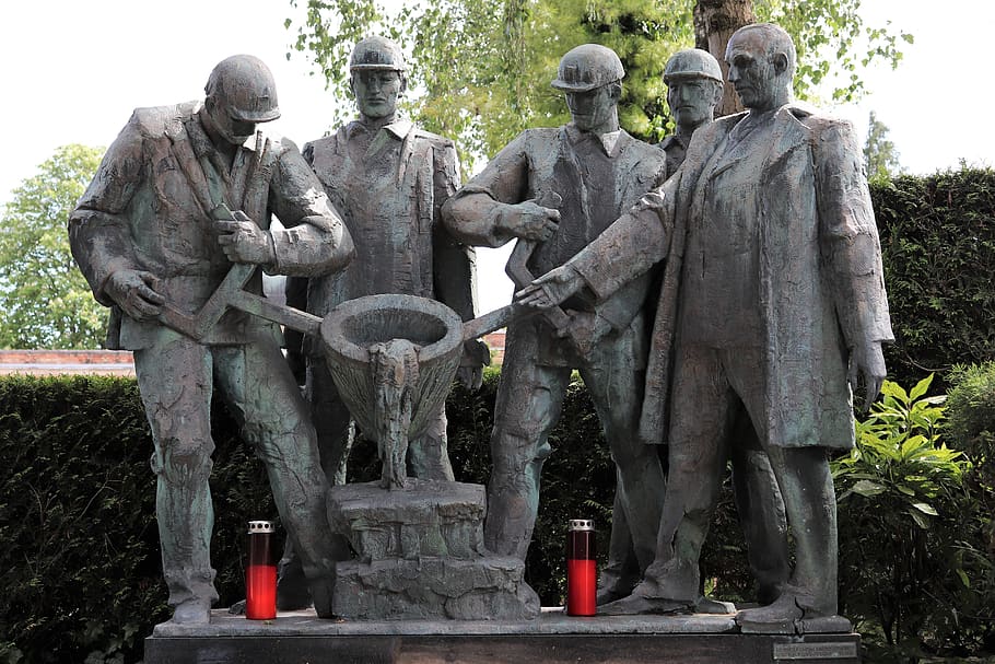 Worker monument at Mirogoj cemetery